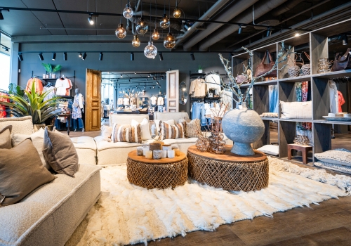 Oppgradert butikkatmosfære i moderne klesbutikk i Asker.
