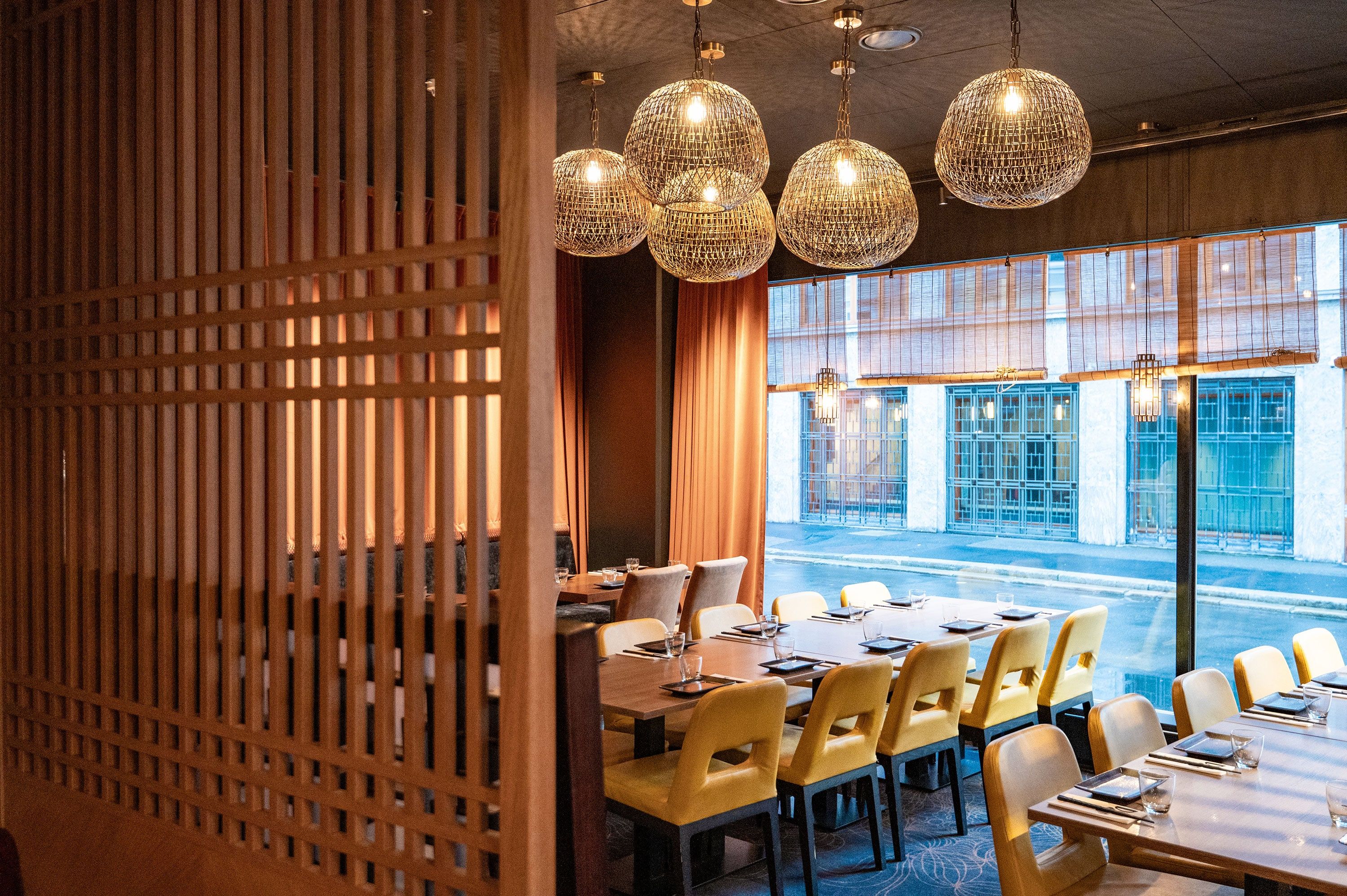 Light House designet en ny lysplan for en Dim Sum-restaurant, hvor belysningen er nøye tilpasset lokalets varme jordfarger og intime atmosfære.