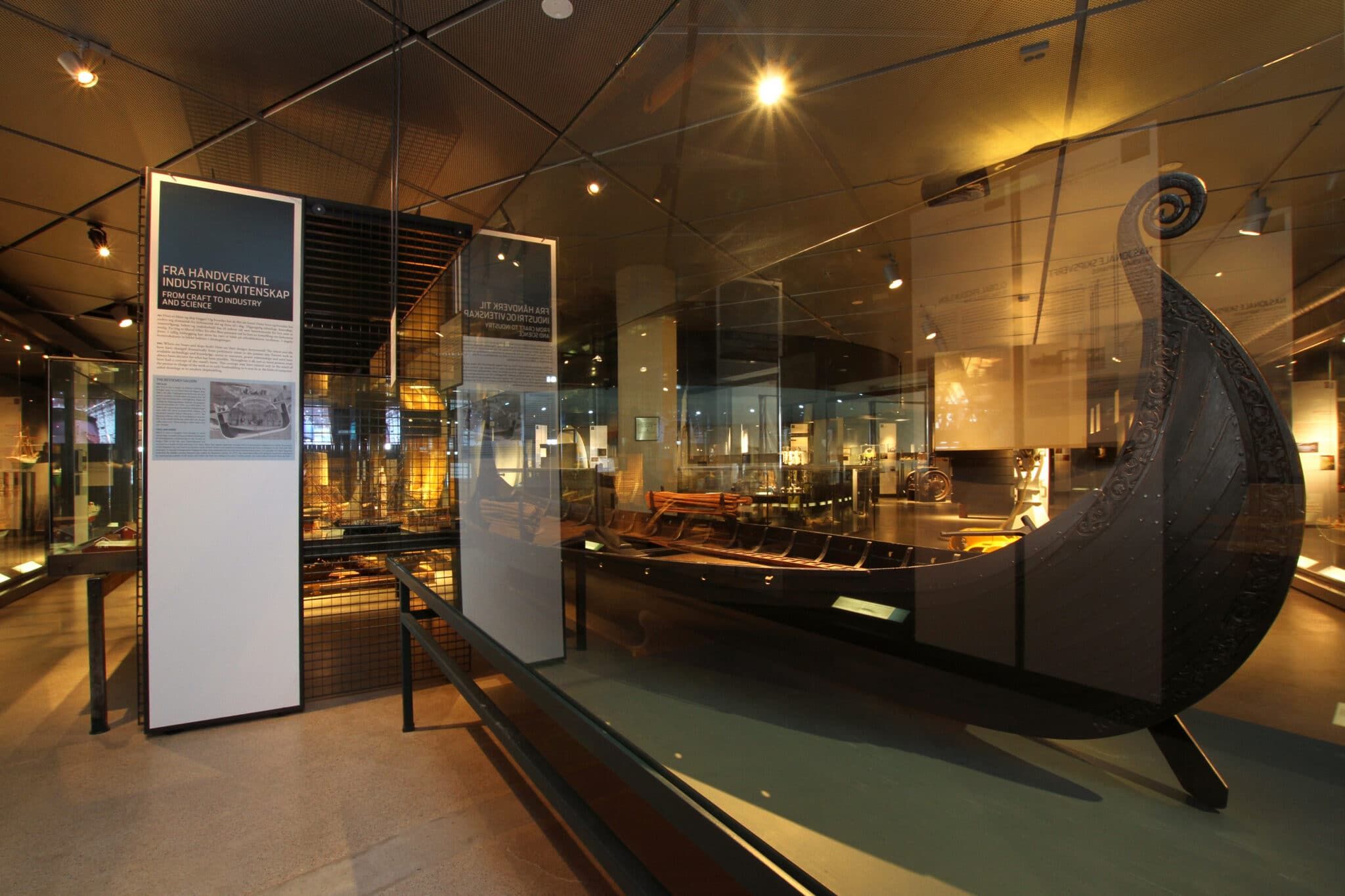 Norsk Maritimt Museum på Bygdøy Møt en utstilling om mennesker til vanns, fra vikingetid til i dag. Opplev folks liv og hverdag sett fra steder som akterkastell og poop, ildsted og bysse, rigg og maskinrom. Light House har levert lysløsningen til dette flotte museet på Bygdøy.