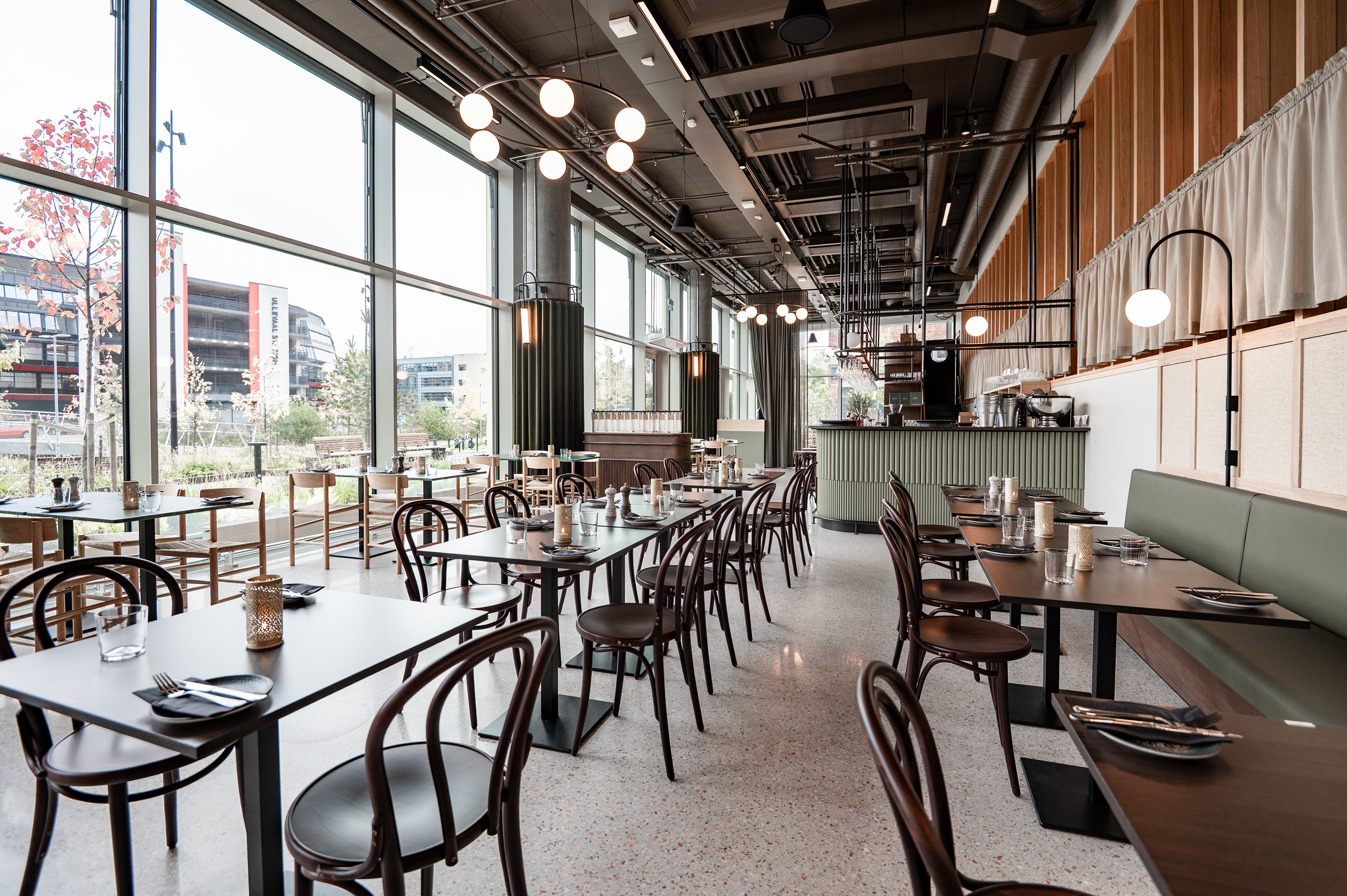 Restaurantinteriør hos Bacco på Ullevål med dekorative pendler og store vindusflater