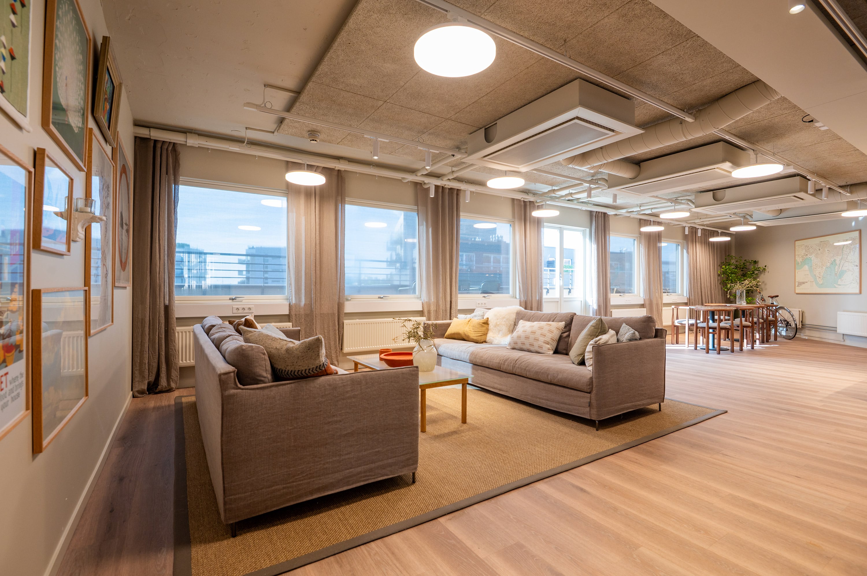 Kontorbelysning i lounge og sosial sone hos Krogsveen