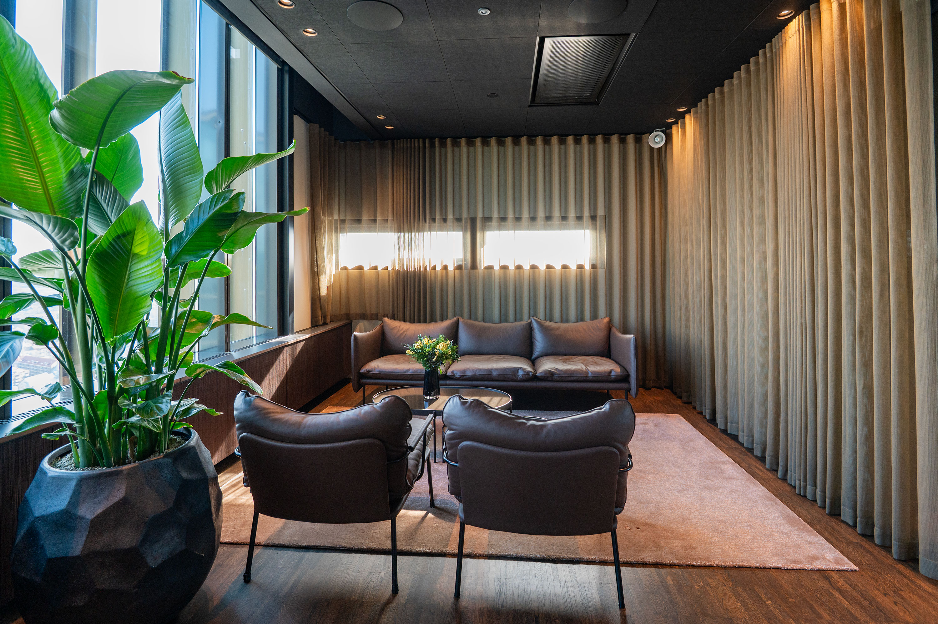 Moderne kontorbelysning hos Sopra Steria i Posthuset Oslo med skinnespotter, LED-profiler og Snapline skinnebelysning